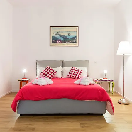 Guesthost - Oui Tree