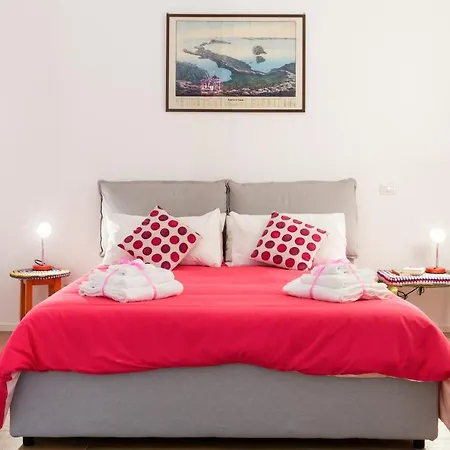 Guesthost - Oui Tree